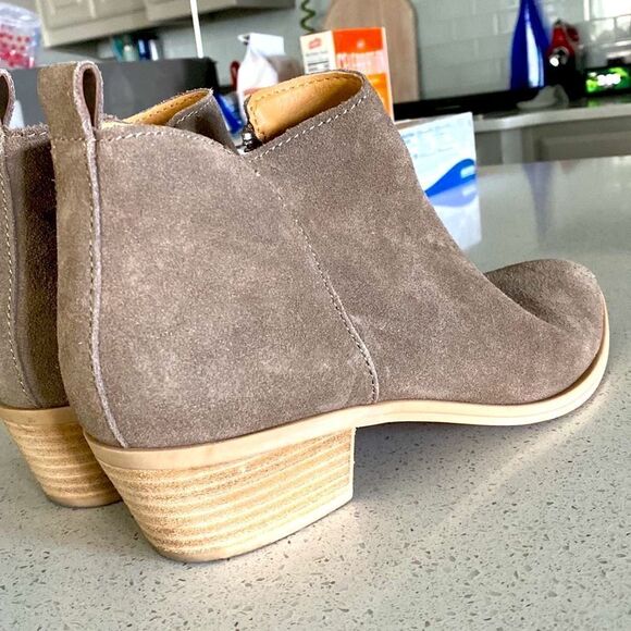 Dolce Vita Suede Booties Silver Zipper Pointed Taupe 9.5 Beige Neutral Earthy - Picture 8 of 15